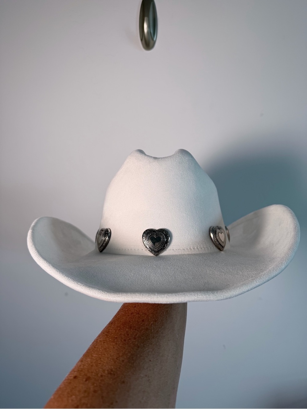 Buckle White Heart Concho Cowboy Hat with Silver Heart Conchos - Illuma NWT - Picture 6 of 9